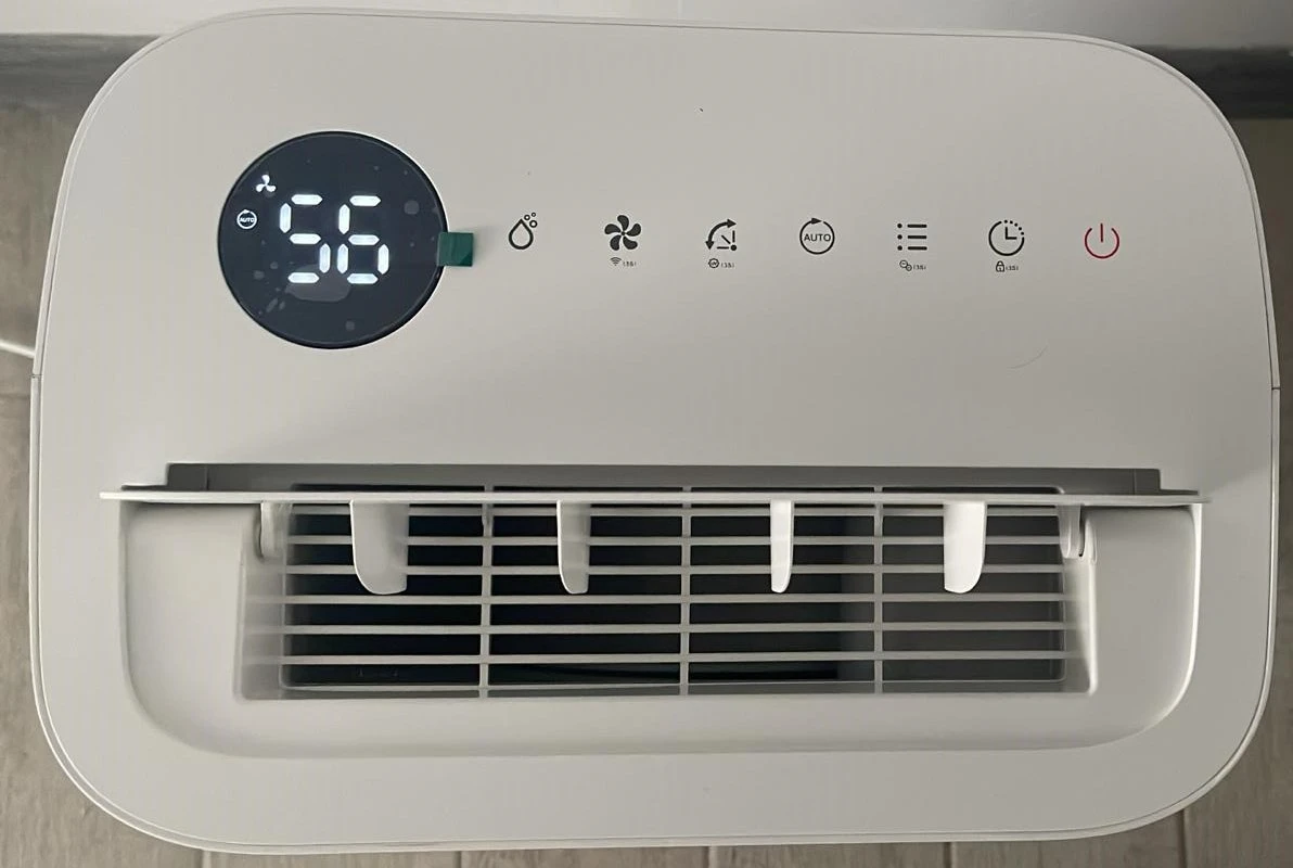 Dezumidificator în funcționare continuă, cu afișaj activ, pentru stabilizarea umidității după infiltrații