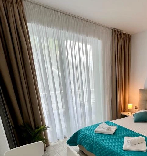 Colț rece într-un dormitor, pe perete exterior, iarna – zonă predispusă la condens și mucegai