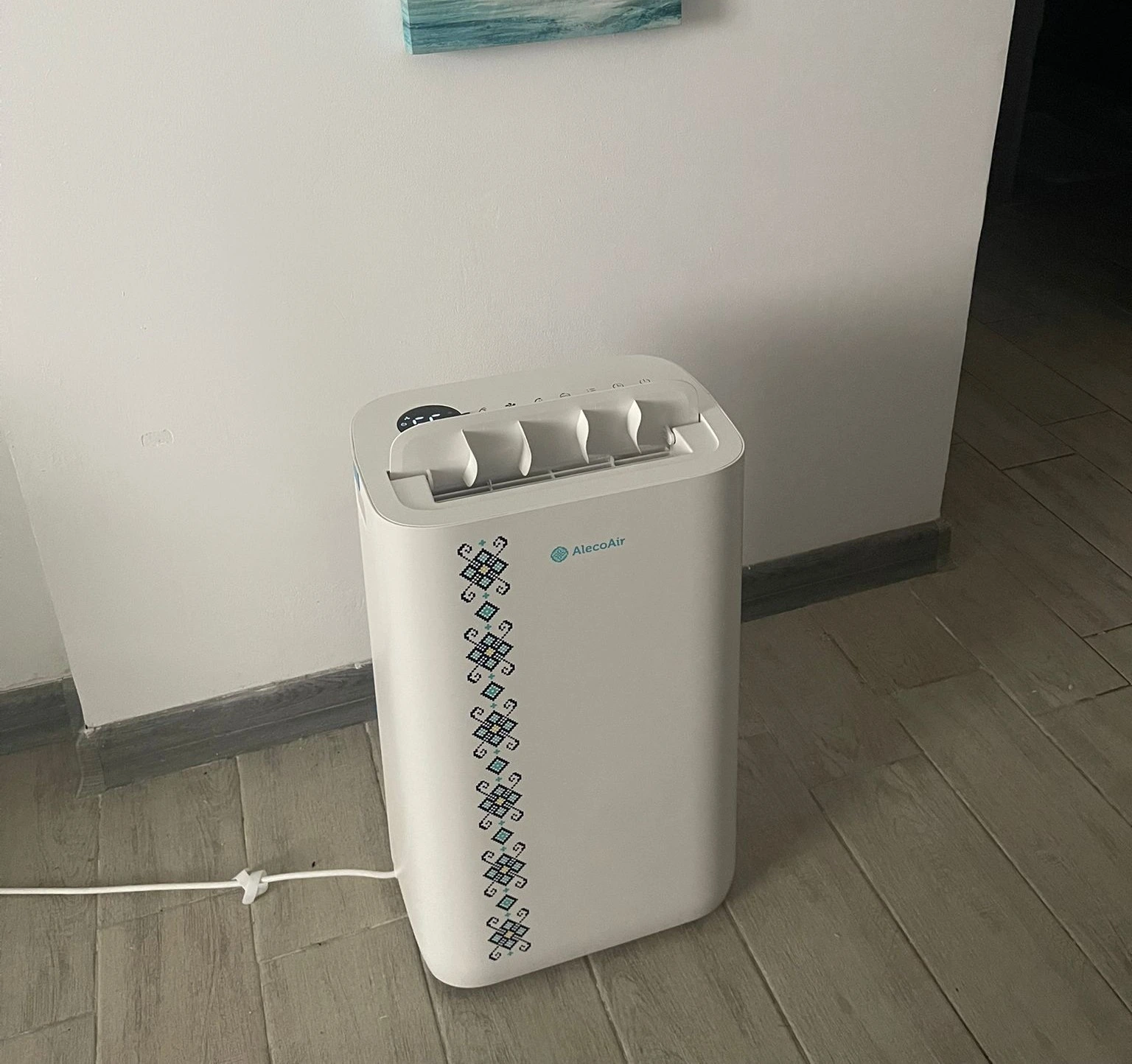 Dezumidificator poziționat corect iarna, cu spațiu liber în jur, într-un apartament