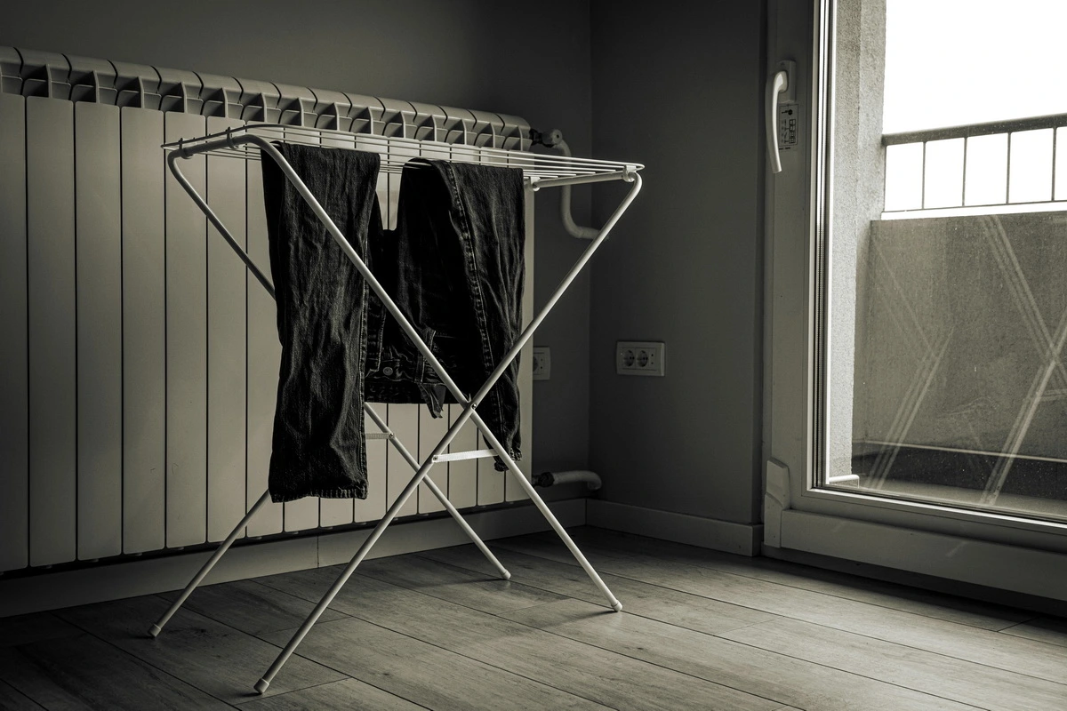 Rufe la uscat iarna în interior – creștere rapidă a umidității și risc de condens