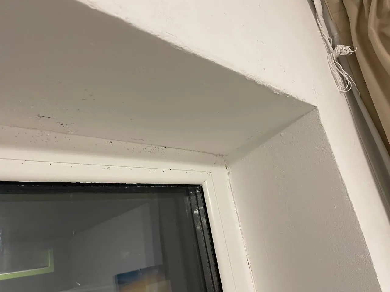 Condens pe termopan la litoral – semn de umiditate ridicată și suprafață rece