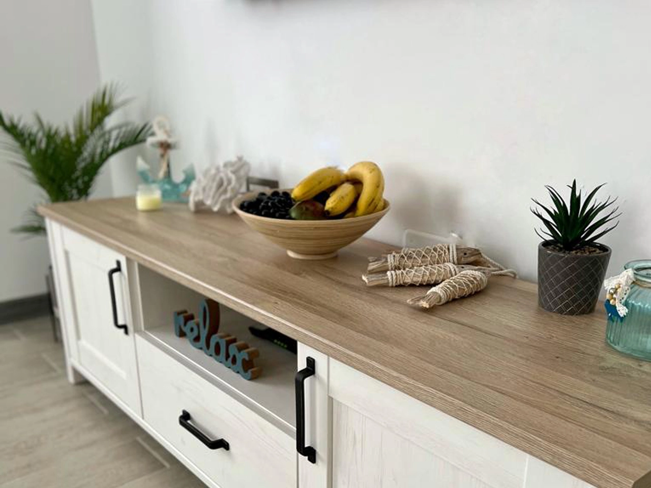 Mobilier lipit de perete exterior într-un apartament la litoral – risc de condens și mucegai