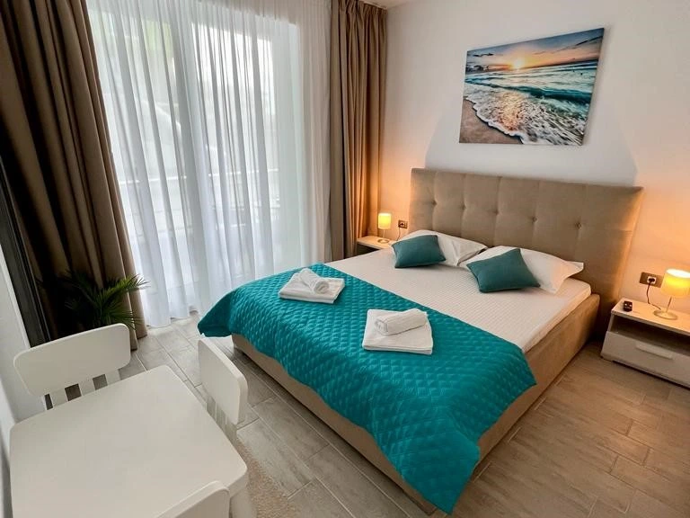 Dormitor cu perete exterior rece și lumină naturală redusă, context favorabil condensului