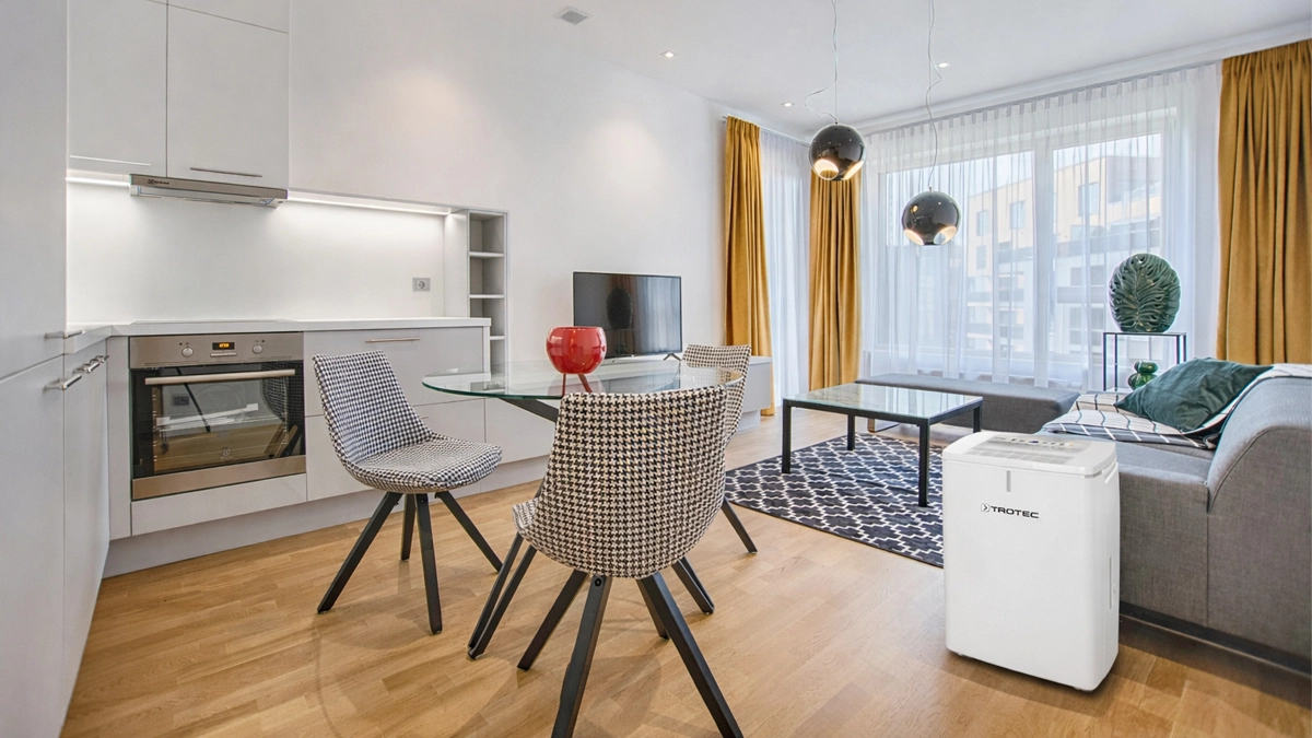 Trotec TTK72E amplasat într-un living open-space, exemplu de utilizare într-o cameră mare